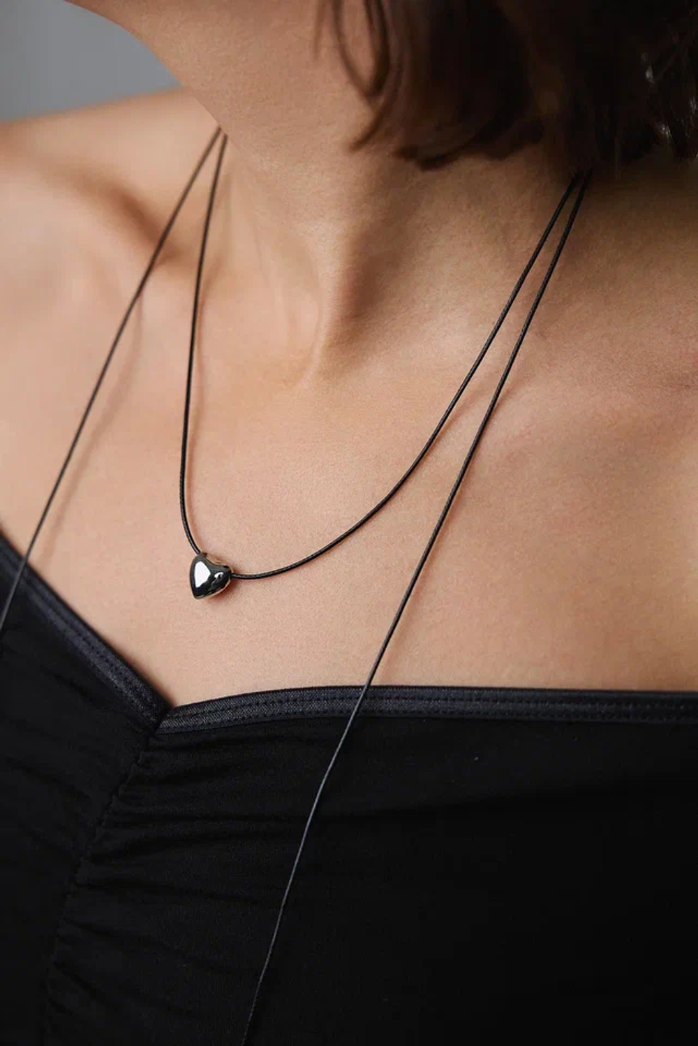 Колье маленькое серебряное сердце на черном текстильном шнурке с бегунком