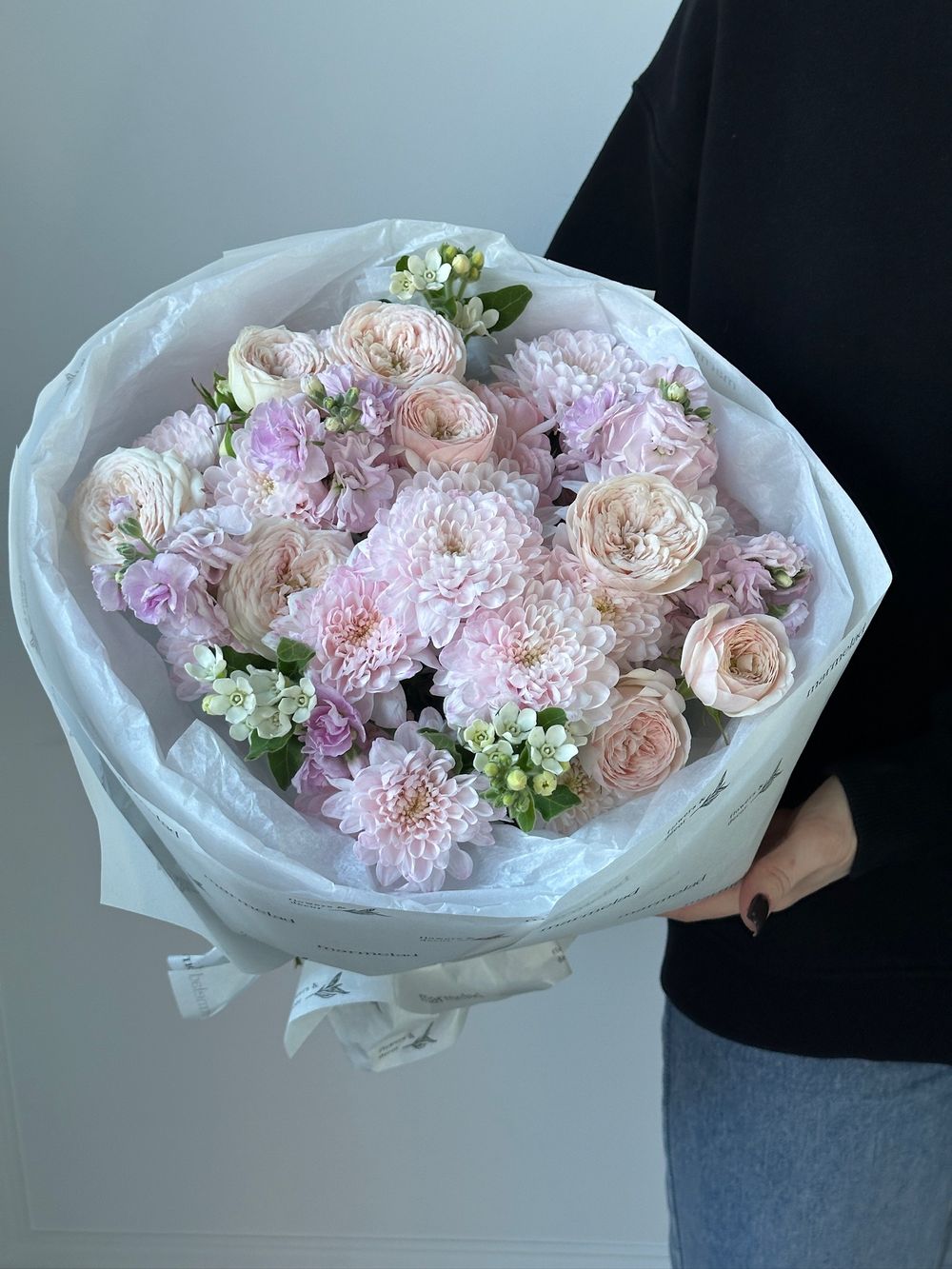 Букет из кустовых пионовидных роз, оксипеталума, маттиолы и хризантемы