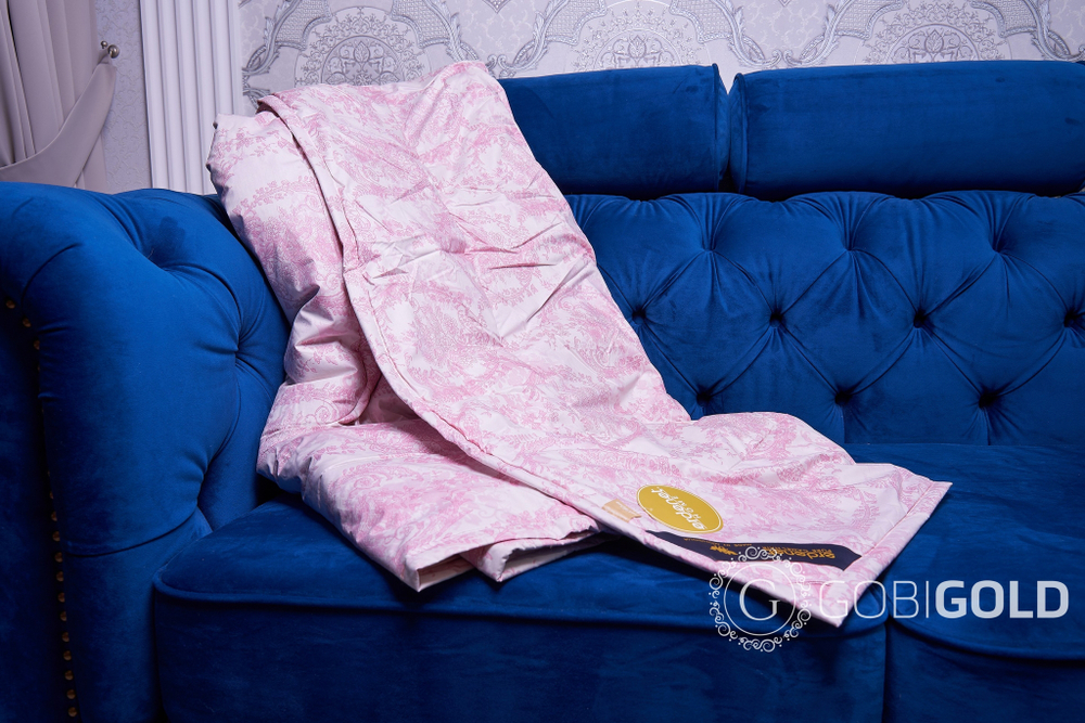 Одеяло стеганое из 100% верблюжьего пуха 200х220 см. (ERDENET) Монголия - розовый орнамент