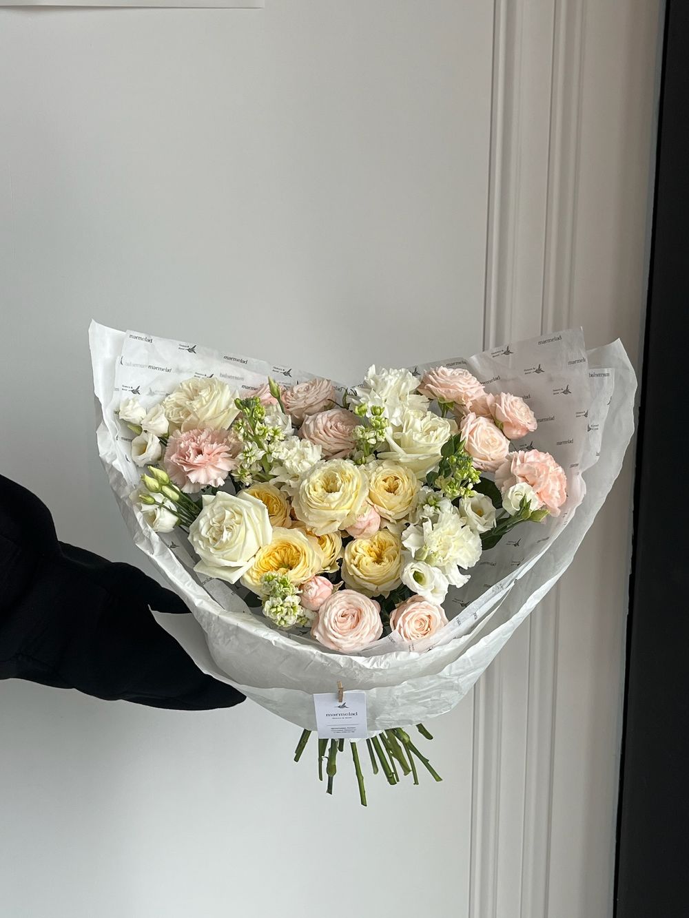 Букет из кустовых пионовидных роз, лизиантуса, одноголовых роз и маттиолы