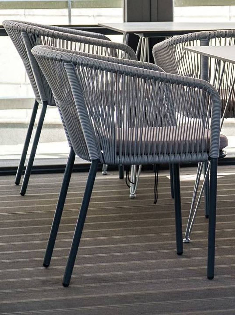 "Марсель" стул плетеный из роупа, каркас алюминий темно-серый (RAL7024) муар, роуп светло-серый круглый, ткань светло-серая