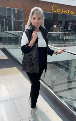 Стеганный черный жилет со стразовым принтом