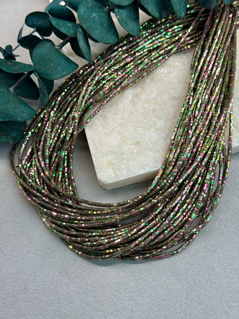 Гематит радужный, лиловый/зеленый шестигранник 2*1 мм, нить 40 см