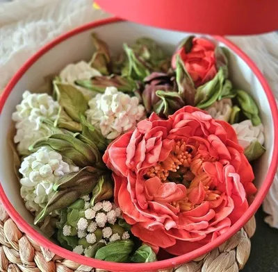 Фотография Зефир «Красный пион с сиренью» / 21 см купить в магазине Афлора