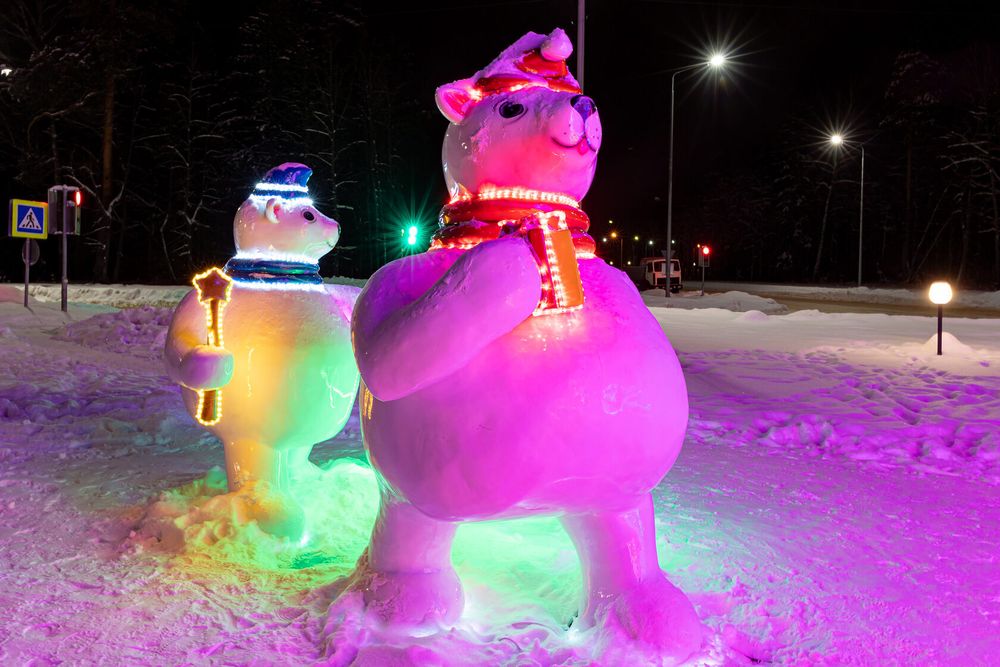 уличные фигуры с подсветкой "Медведи несут елку"