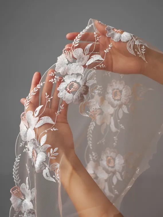 05-127 Вышивка на неэл. сетке 22 см, бежевый/белый/серый (левая)