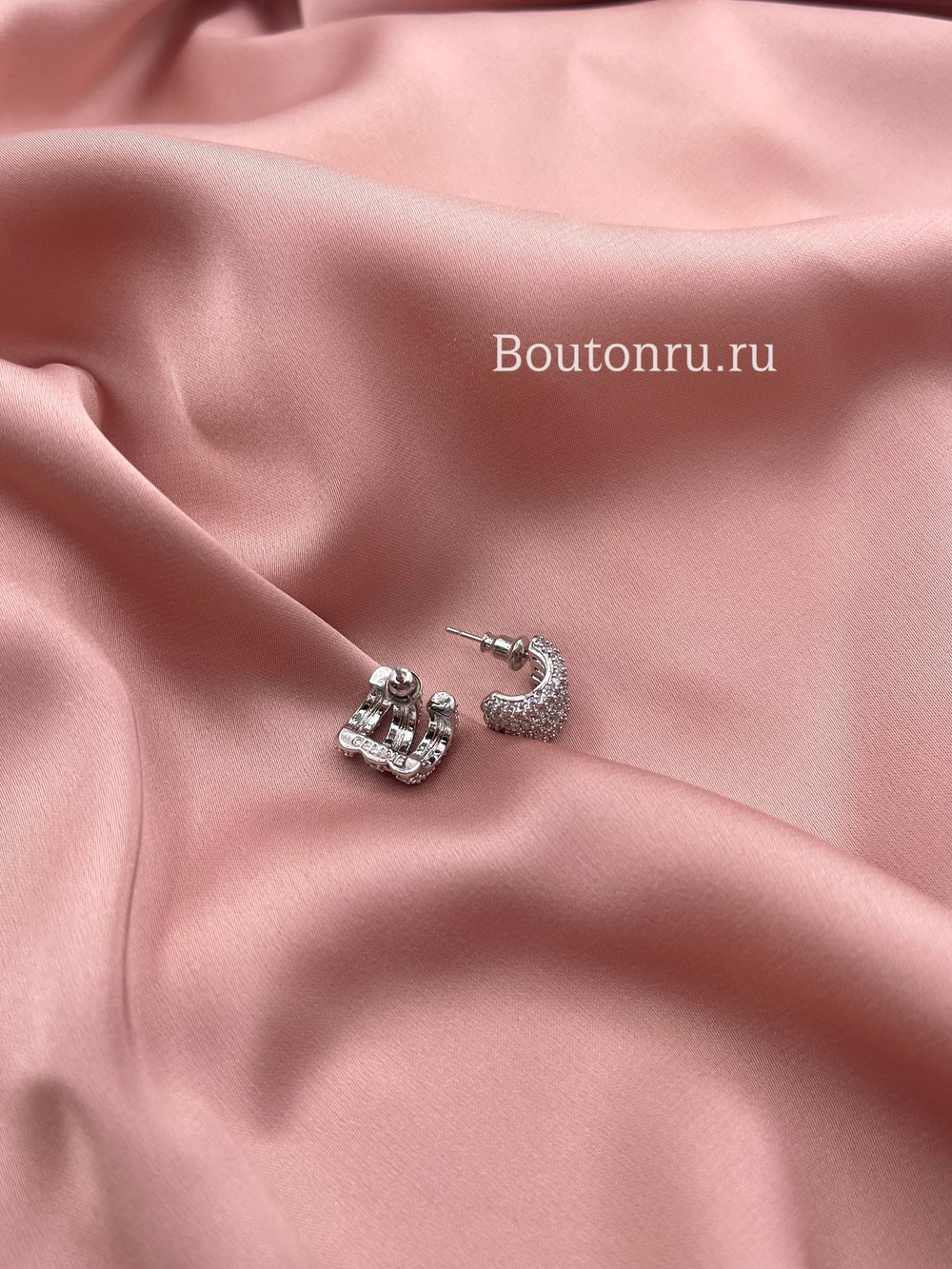 Серьги Сел. серебристые полукольца со стразами