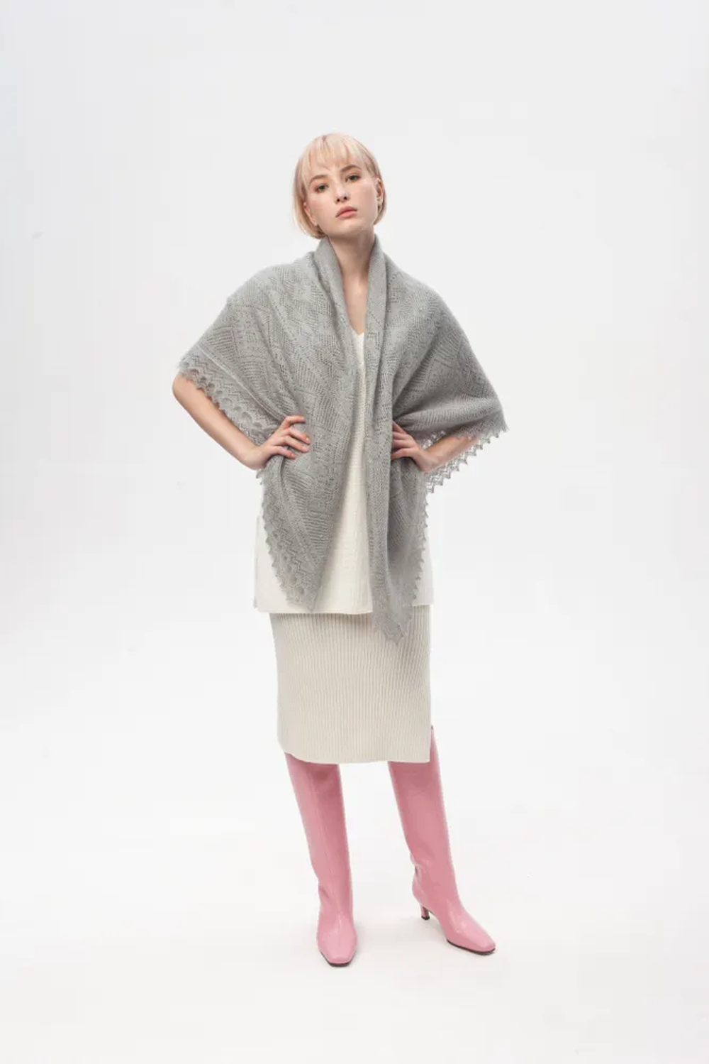 Оренбургский пуховый платок с шелком П1-120-03 серый