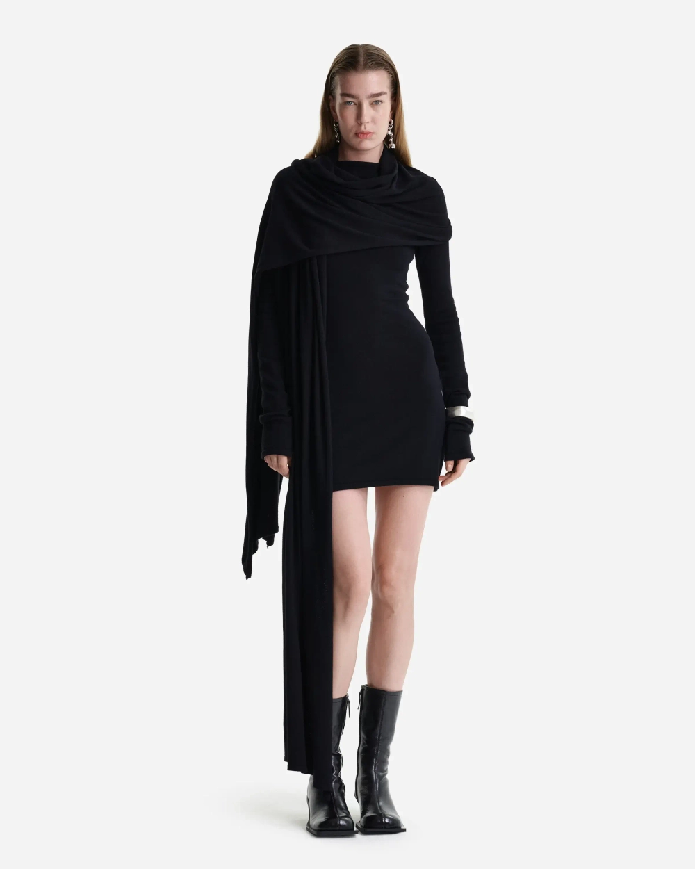 Вязаное платье мини с шарфом-шлейфом