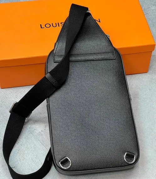 Сумка-слинг Louis Vuitton Avenue NM кожа Taiga Black