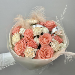 «Розовое облако» букет из розы Анна Карина,кремового диантуса,озотамнуса и страусиного пера