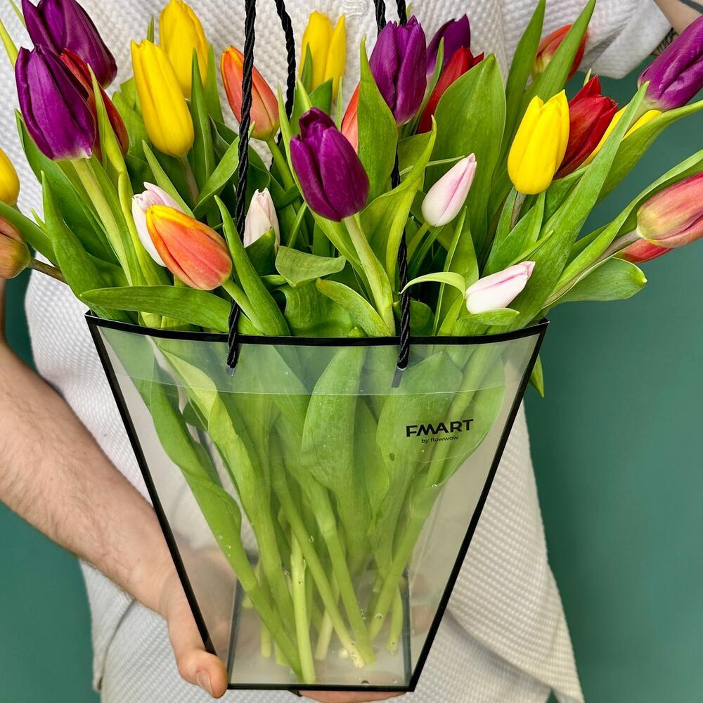 Охапка тюльпанов в прозрачной сумке 💐