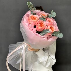 Букет из пионовидных роз с эвкалиптом