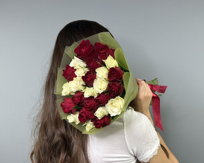 Букет роз Атена и Мадам Рэд 40 см (в упаковке)