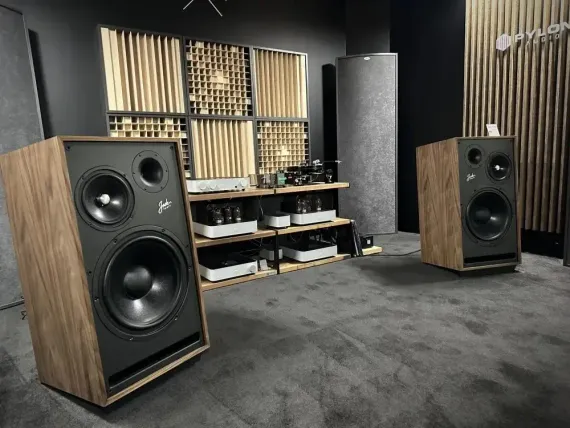 Pylon Audio Jade 30th Aerican Walnut