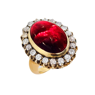 Кольцо золотое с бриллиантами и гранатом огранки кабошон