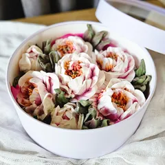 Зефир в шляпной коробке «Пионы Луиза»/ 21 см Зефир в шляпной коробке «Пионы Луиза»/ 21 см