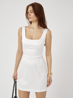 Платье мини из атласа с вырезом каре