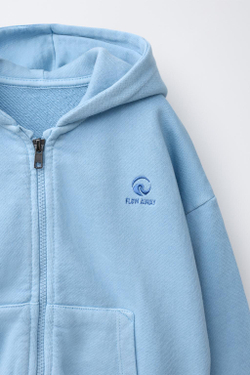 ZARA ТОЛСТОВКА НА МОЛНИИ С ВЫШИТЫМ ЛОГОТИПОМ, ЛИНЯЛЫЙ СИНИЙ
