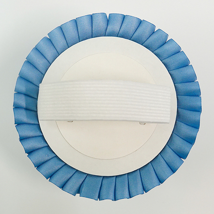 Номер участника, крепление в ассортименте. Диаметр 115 мм. с плиссе. Цвет номера и плиссировки НОВОГОДНИЙ.