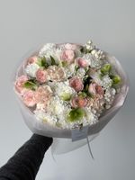 Букет из хризантемы, диантусов, ранункулюсов, хелеборуса и кустовых пионовидных роз