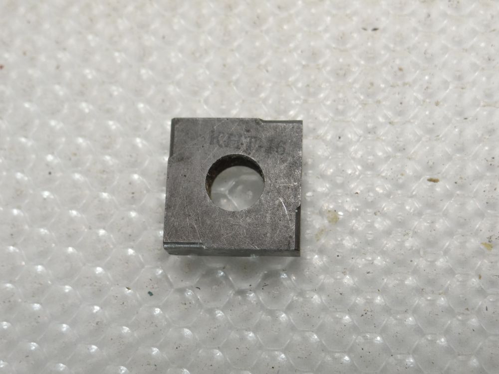 Пластина гладкая квадратная КНТ-16 (15х15мм) с внутренним диаметром отверстия 6,35 мм