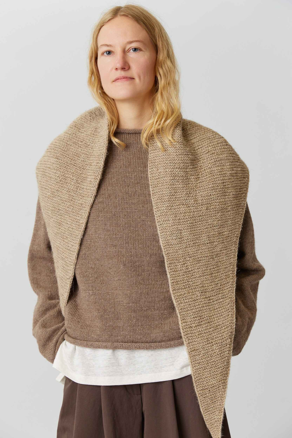 Шарф-косынка из бежевой шерсти