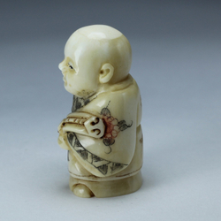 Нэцкэ Мальчик со струнным инструментом