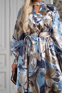 Шелковое платье с синими цветами