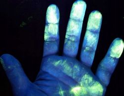 Комплект: Аэрозольная УФ краска-спрей AcidColors АнтиВор Плюс прозрачная оставляющая следы на руках, 520мл + фонарик ультрафиолетовый