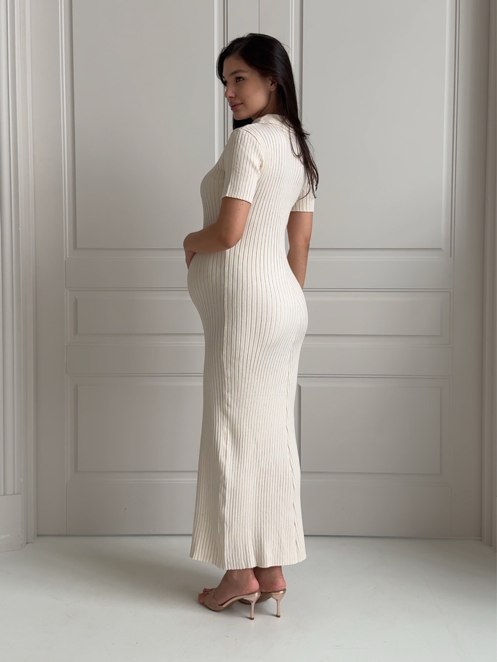 Платье вязаное, длинное, с короткими рукавами, с пуговицами, с воротником