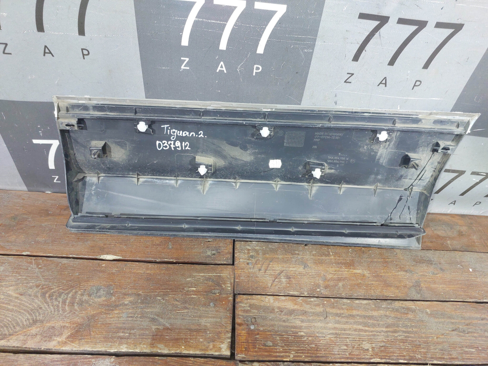 Накладка двери задней правой Volkswagen Tiguan 2 16-нв Б/У Оригинал 5NA854950P