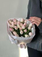 Букет из 25ти белых розовых тюльпанов - нет в наличии