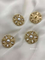 Пуговицы золотые со стразами и жемчугом в форме цветка с твидовой желтой тесьмой