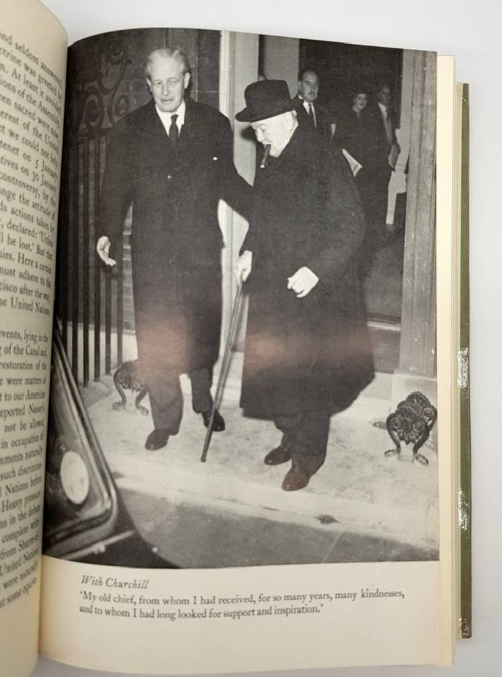 "Riding the Storm 1956 - 1959 (Оседлав шторм 1956 - 1959)". Macmillan  Harold (Максимилиан Гарольд). 1971г.