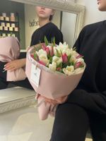 Букет из 25 белых и ярко-розовых тюльпанов