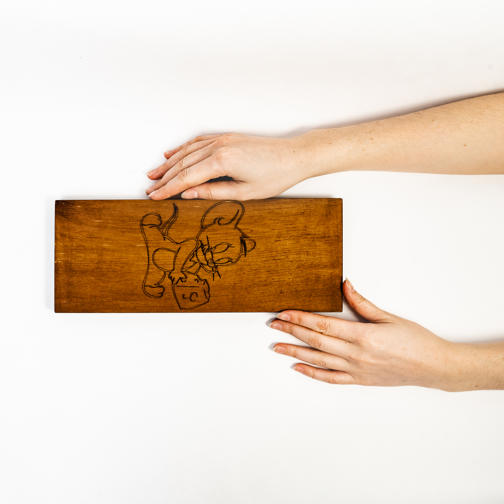 Деревянная разделочная доска из цельного куска древесины сибирского кедра для сыра с гравировкой "Мышонок с сыром" RD26