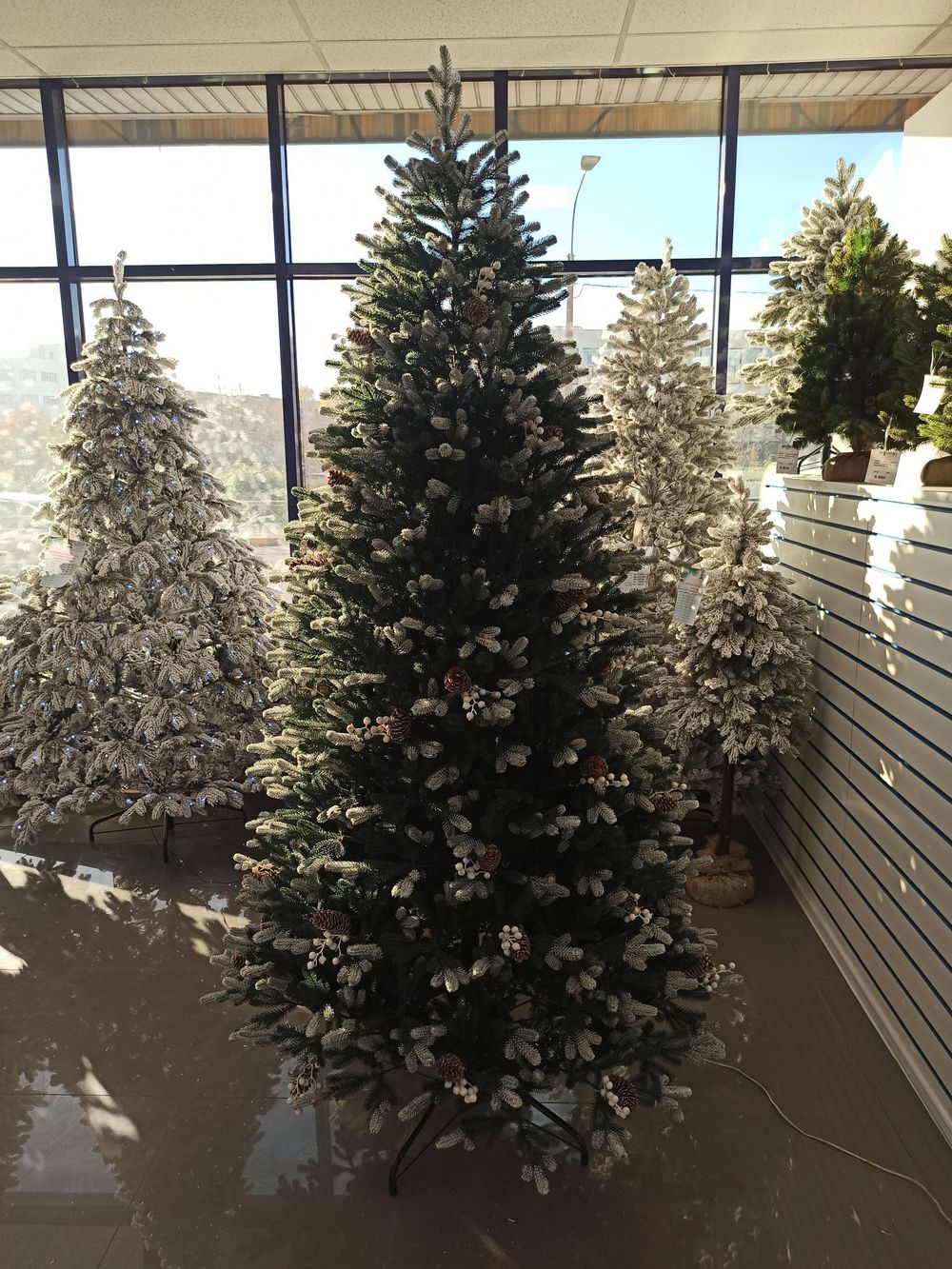 Заснеженная ель с шишками «Амелия» (Литая хвоя) от 1,2 м до 2,4 м