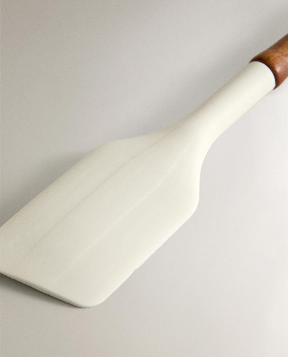 ZARA HOME ЛОПАТКА ИЗ СИЛИКОНА И ДЕРЕВА, КРЕМОВЫЙ