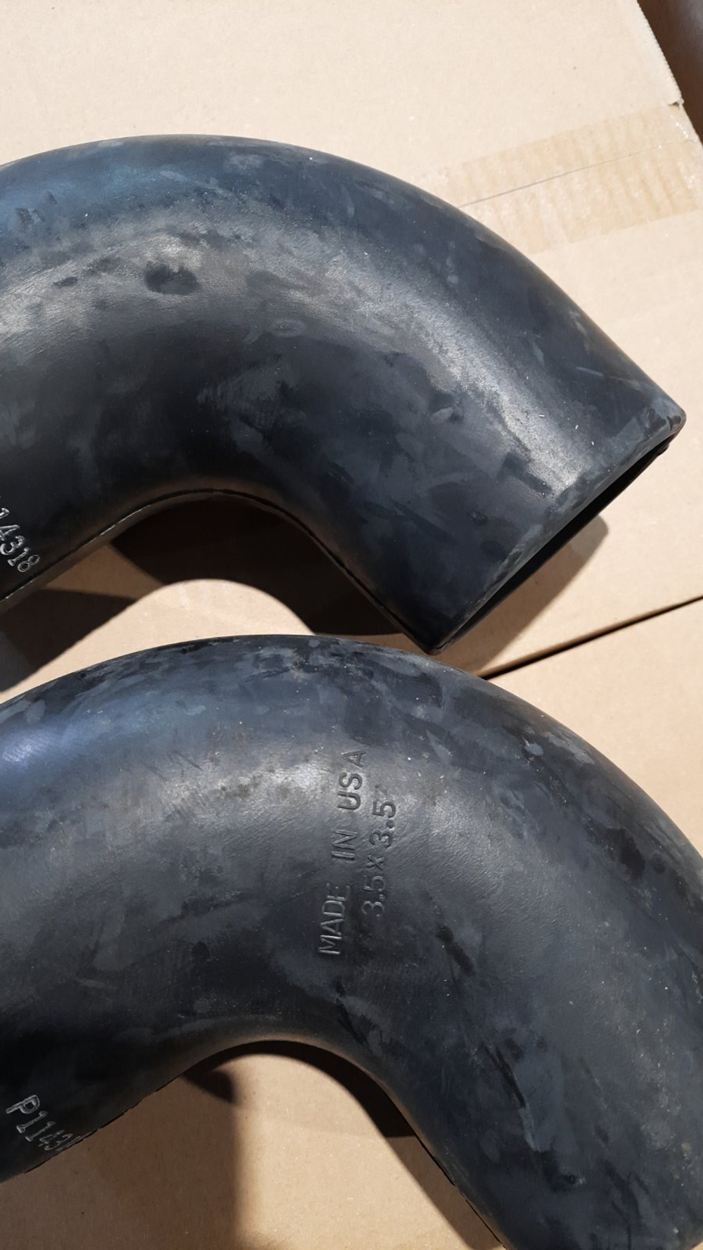 Колено резиновое (патрубок, рукав воздухозаборника) Donaldson P114318