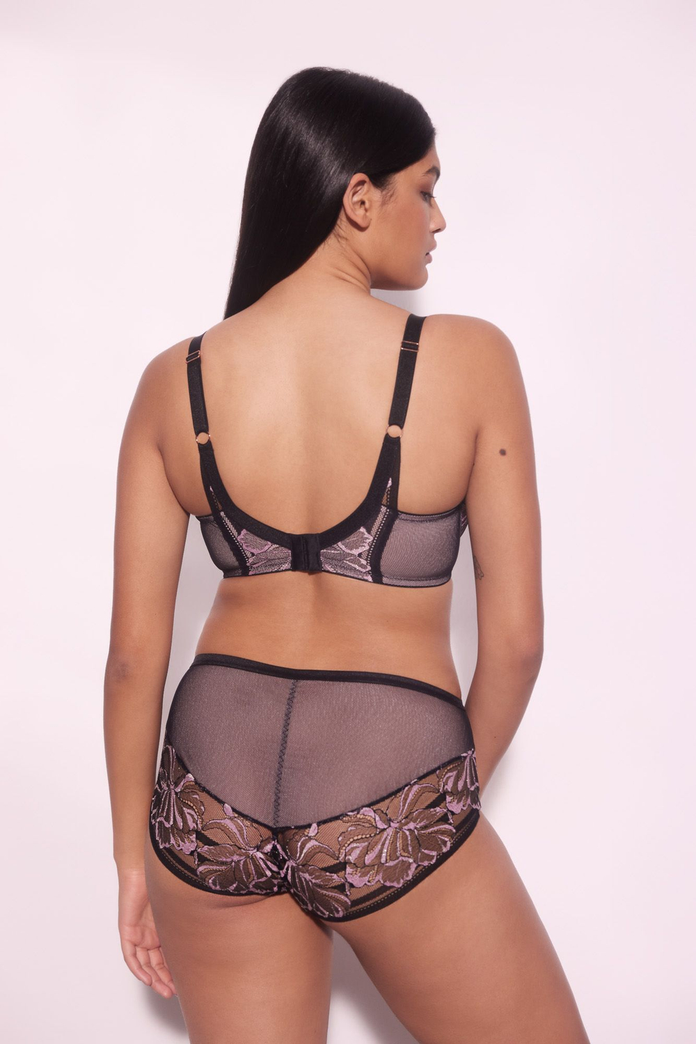 Бюстгальтер Glossy Iris с чашками на тонком поролоне и эффектом мерцания (Размер: 90B) (Цвет: черный с розовым)