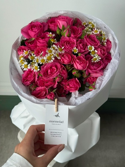 Букет из кустовых роз в ярком оттенке и ромашки