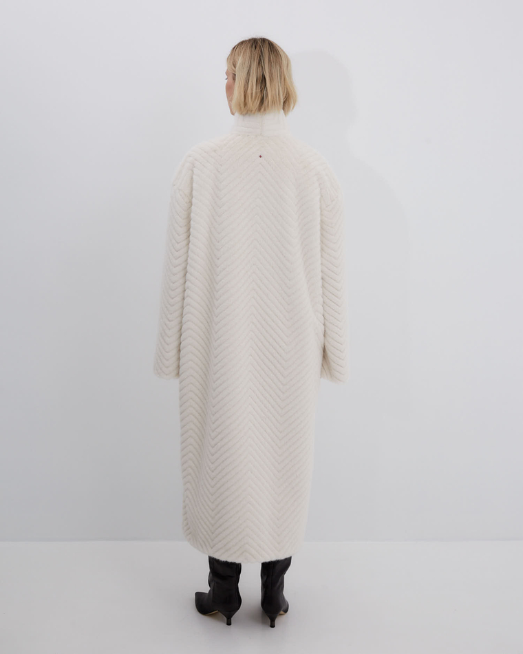 Шуба из искусственного меха норки зигзаг молочный