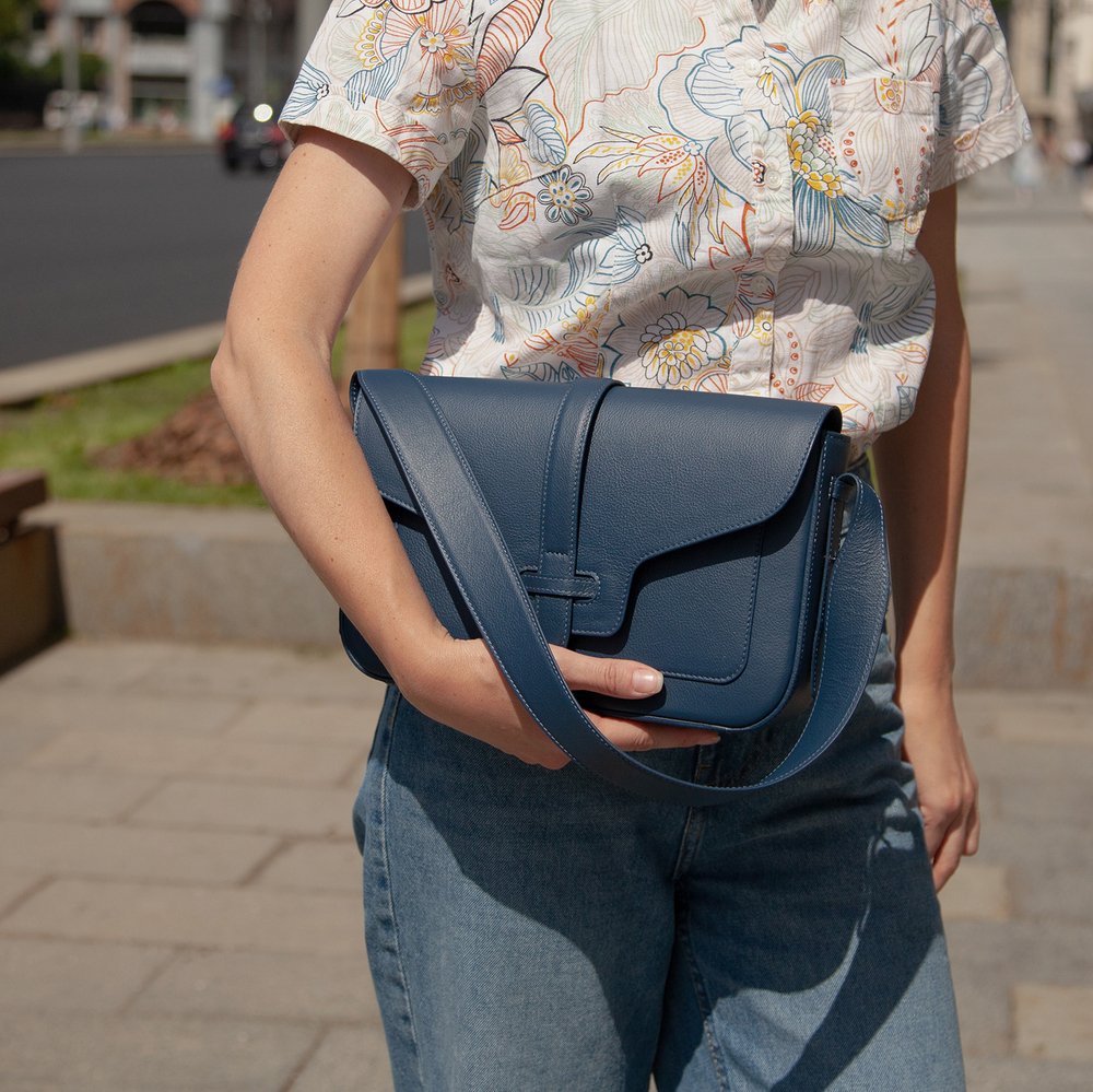 Сумка Universel с двумя плечевыми ремнями из кожи теленка, синего цвета