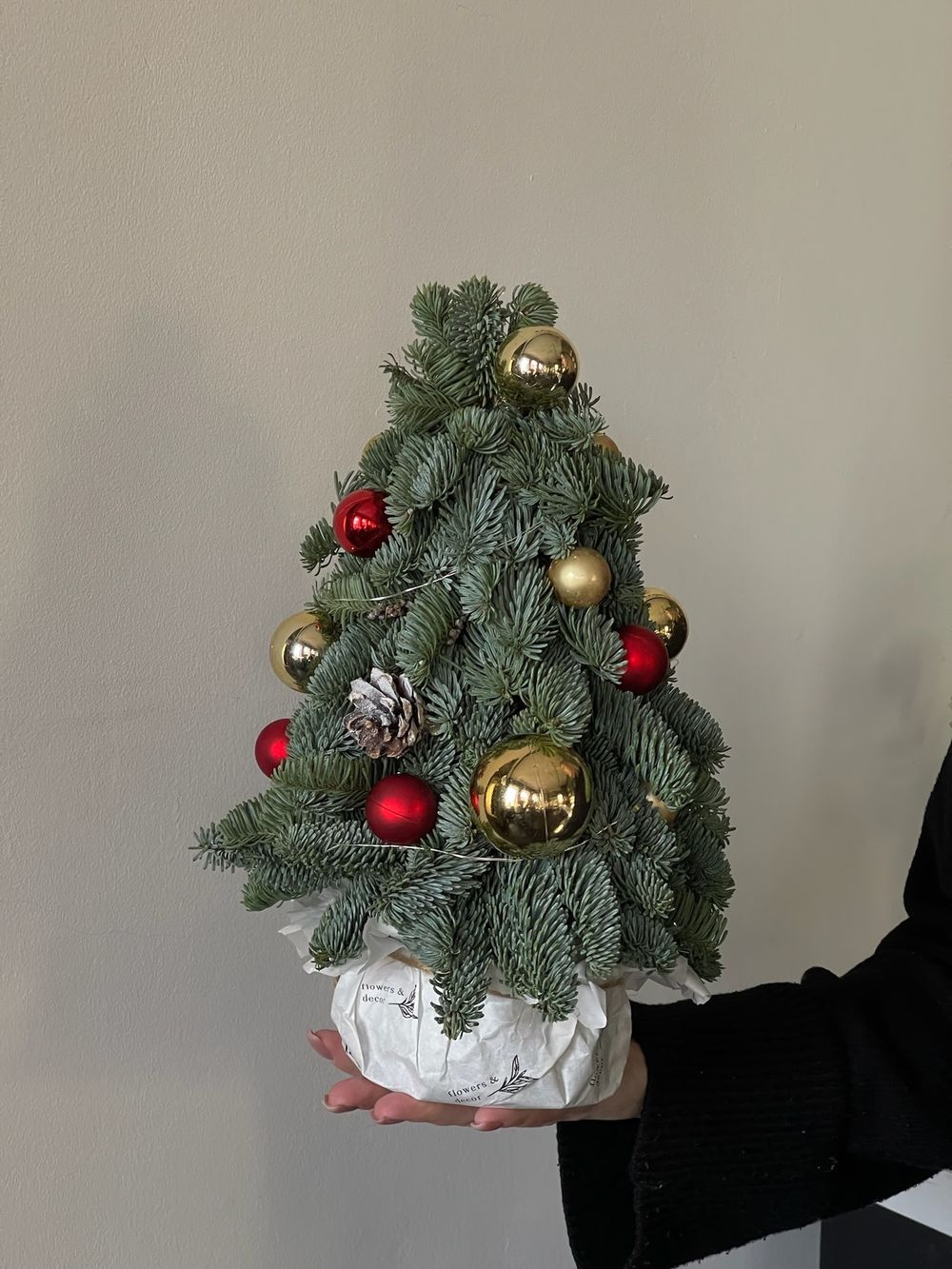 Елочная композиция  h35см - в красно-золотых оттенках с гирляндой