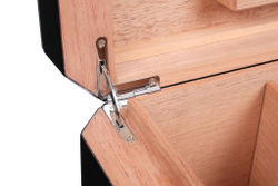 Хьюмидор Colibri Rally на 100 сигар, Алюминий и черный лак HU360T1