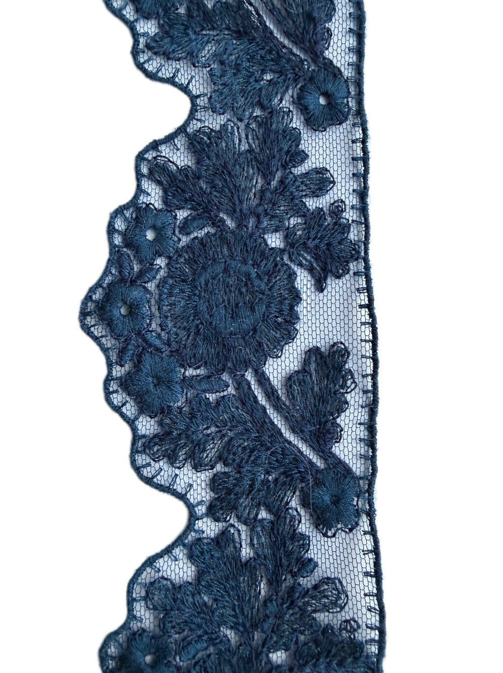 Кружево натуральное однотонное с вышивкой на мягкой сетке ш - 3-5см Франция 1м