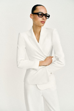 ZARA ПРИТАЛЕННЫЙ БЛЕЙЗЕР С ПОДПЛЕЧНИКАМИ, ЖЕЛТОВАТО-БЕЛЫЙ