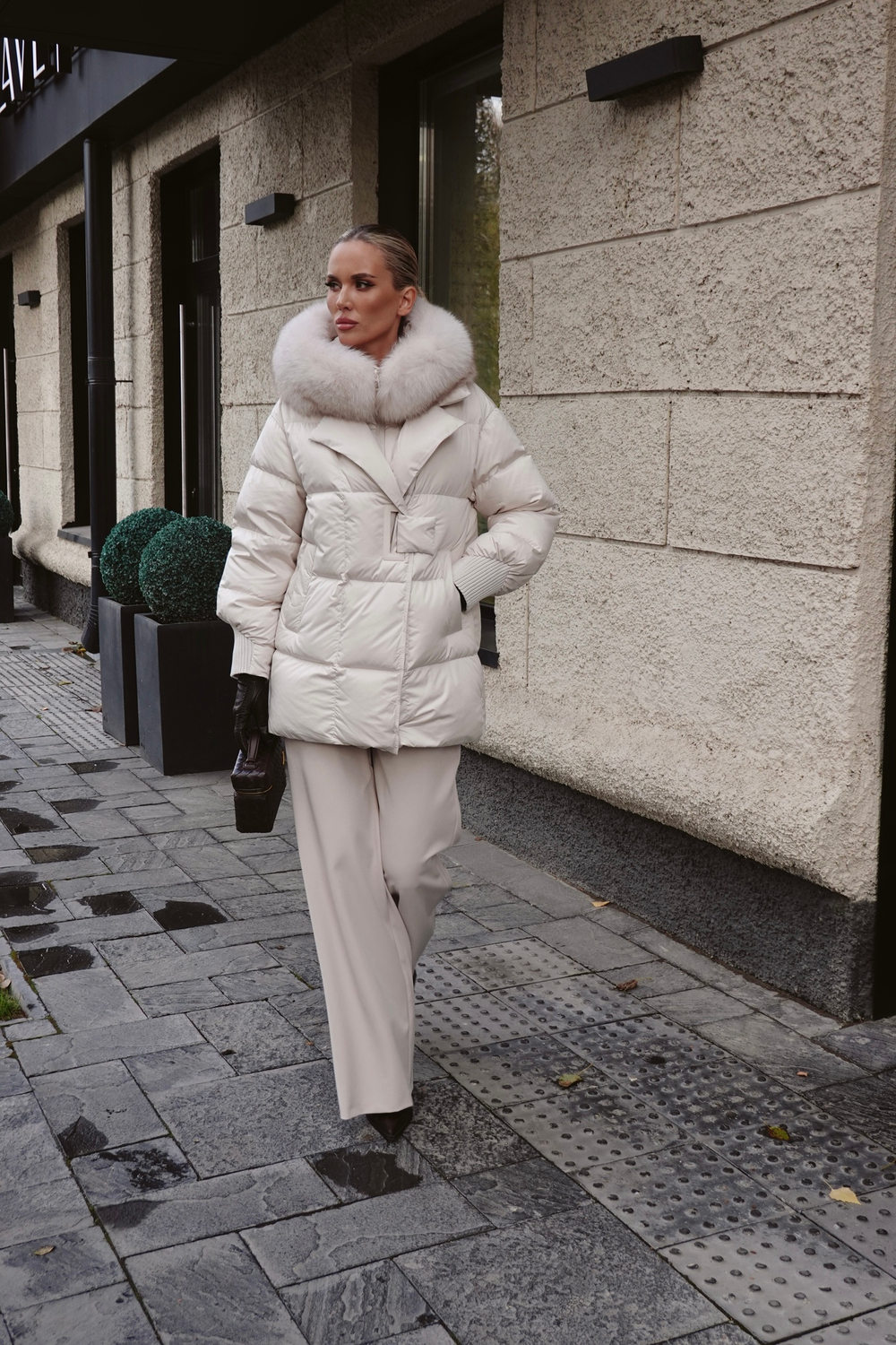 Пуховик с застежкой-клапаном с капюшоном