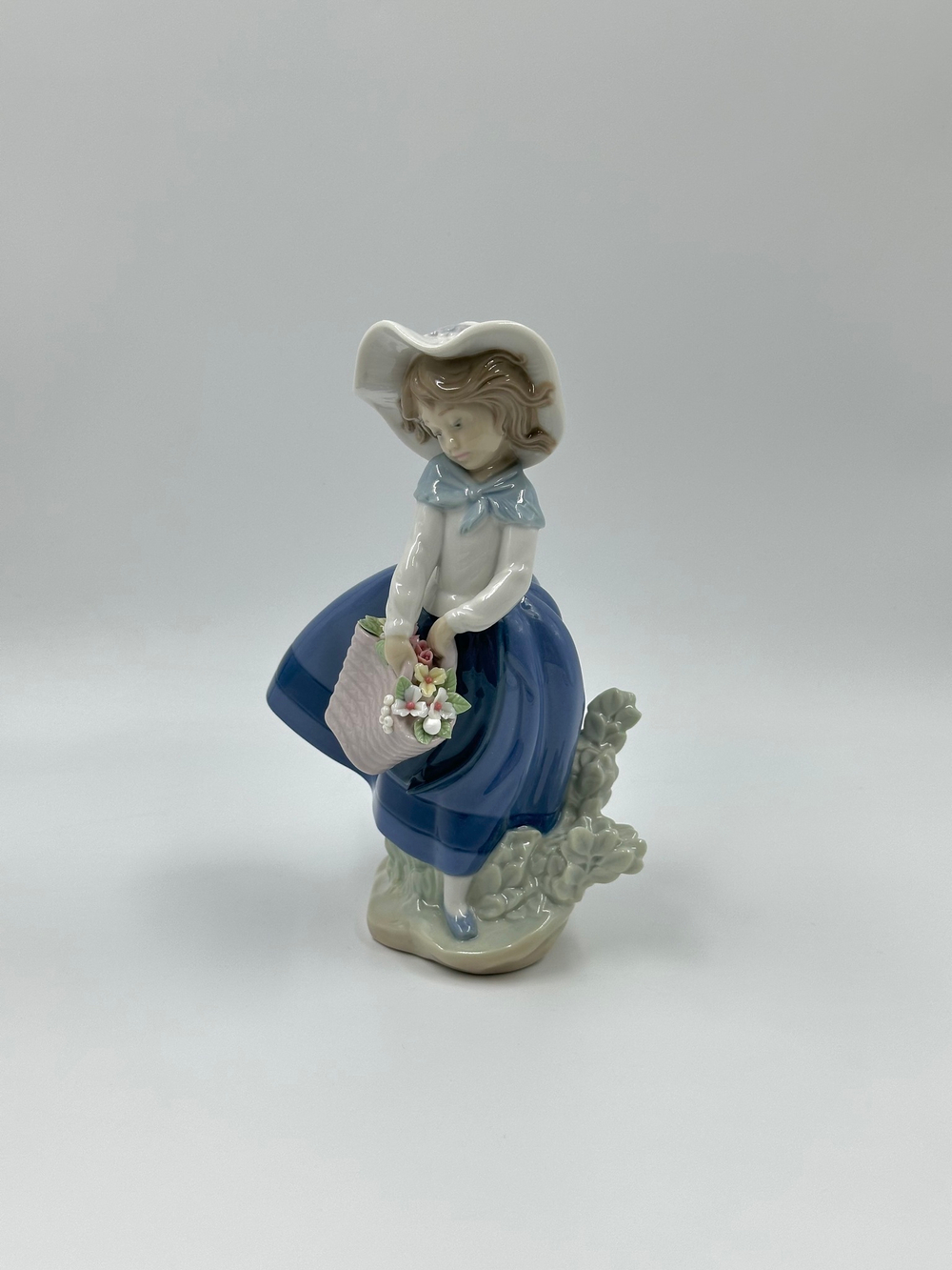 Фигурка Девочка с корзиной цветов Lladro 1983 год